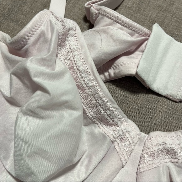 Wacoal Soft Pink Underwire Bra simple lace details super soft size 40D like new - Picture 3 of 6